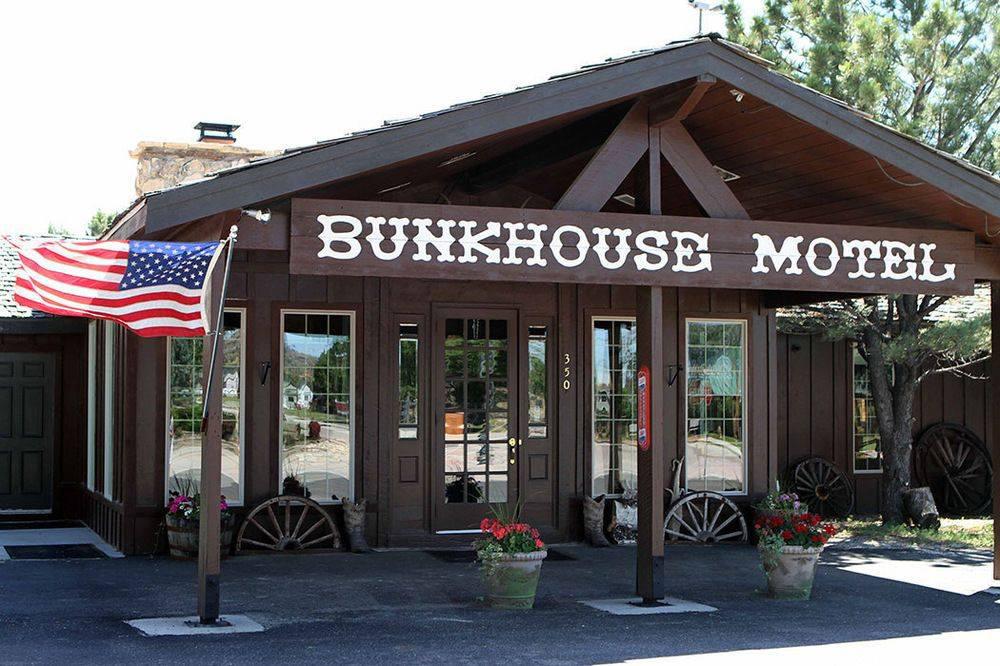 Bunkhouse-Motel-front